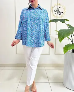 شومیز بیسیک جلو دکمه آبی طرح شکوفه های صورتی ساچلی