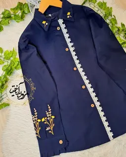 شومیز جلو دکمه دانتل دار سرمه ای طرح گلدوزی صحرا
