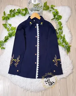 شومیز جلو دکمه دانتل دار سرمه ای طرح گلدوزی صحرا