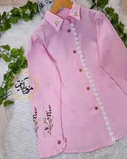 شومیز جلو دکمه دانتل دار صورتی طرح گلدوزی صحرا