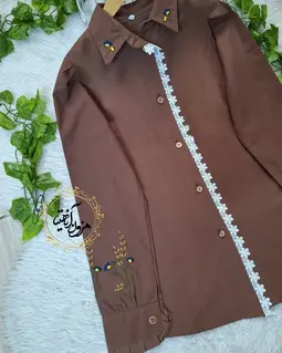 شومیز جلو دکمه دانتل دار قهوه ای طرح گلدوزی صحرا