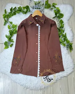 شومیز جلو دکمه دانتل دار قهوه ای طرح گلدوزی صحرا