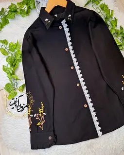 شومیز جلو دکمه دانتل دار مشکی طرح گلدوزی صحرا
