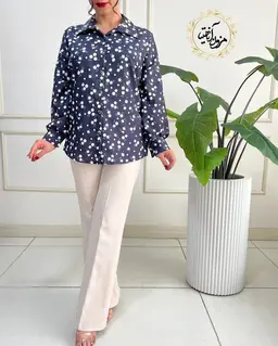 شومیز جلو دکمه سرمه ای بور طرح شکوفه های سفید ریشنا