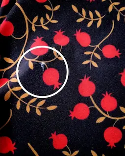 شومیز جلو دکمه مشکی طرح انار شاخه طلایی ریز ماهک سایز-3-تخفیفی