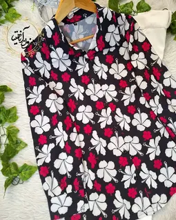 شومیز جلو دکمه مشکی طرح گلهای سفید سرخابی 