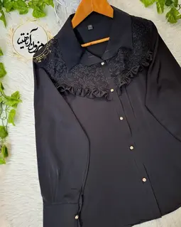 شومیز جلو دکمه مشکی طرح گیپوری چین دار آرمینا