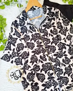شومیز جلو زیپ دار کرم مشکی طرح گل های رز تی گل