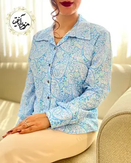 شومیز نخی جلو دکمه آبی آسمانی طرح بته جقه های پاستیلی ترنم