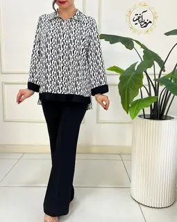 شومیز نیم زیپ سفید طرح خطی مشکی دلانا