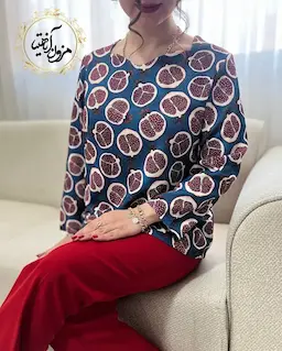 شومیز یقه دلبری آبی نفتی قرمز طرح انار نیمه سالومه