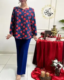 شومیز یقه دلبری مشکی طرح انار برگ آبی زمینه مشکی آوینار