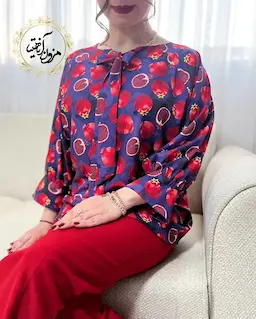 شومیز یقه پاپیونی سرمه ای طرح انار قرمز نارشین