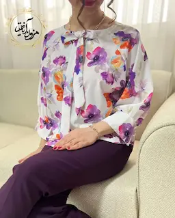شومیز یقه پاپیونی سفید طرح گلهای آبرنگی بنفش نارنجی مسیحا