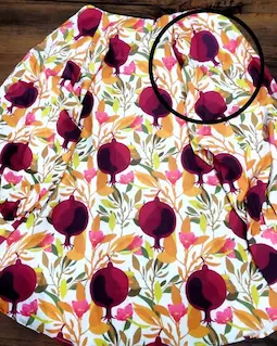 شومیز یقه پاپیونی سفید قرمز طرح انار برگ نارنجی پاییزان-تخفیفی