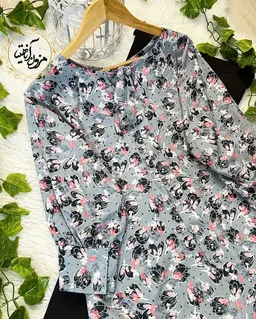 شومیز یقه پاپیونی طوسی طرح گلهای مشکی و سفید رنگی شوکا
