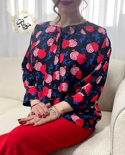 شومیز یقه پاپیونی مشکی طرح انار برگ آبی پارمیس