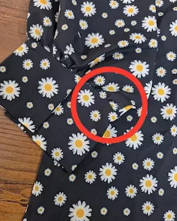 شومیز یقه پاپیونی مشکی طرح بابونه ریز ساره سایز-3-تخفیفی