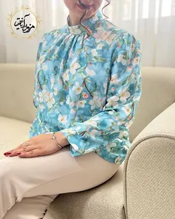 شومیز یقه پیله دار سبز آبی طرح شکوفه های سفید ماژان