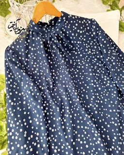 شومیز یقه پیله دار سرمه ای طرح شکوفه ریز سفید بهدیس