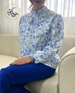 شومیز یقه پیله دار سفید آبی طرح گلدار سنتی ژاکلین