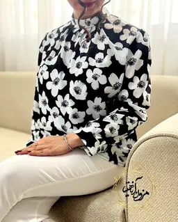 شومیز یقه پیله دار مشکی طرح گلهای درشت سفید گراناز