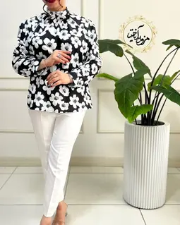 شومیز یقه پیله دار مشکی طرح گلهای درشت سفید گراناز