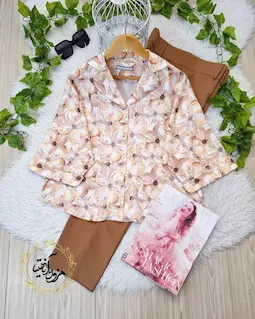 شومیز یقه کتی طرح کرم نسکافه ای تیناز