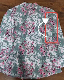 شومیز یقه کراواتی زمینه طوسی طرح شکوفه سرخابی سایز-3-تخفیفی