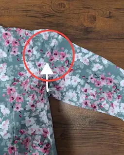 شومیز یقه کراواتی زمینه طوسی طرح شکوفه سرخابی سایز-3-تخفیفی