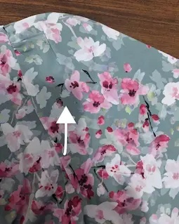 شومیز یقه کراواتی زمینه طوسی طرح شکوفه سرخابی سایز-3-تخفیفی