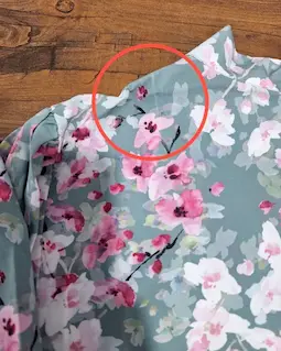 شومیز یقه کراواتی زمینه طوسی طرح شکوفه سرخابی سایز-3-تخفیفی