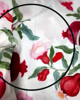 شومیز یقه کراواتی سفید طرح انار برگ سبز هانار سایز-5-تخفیفی