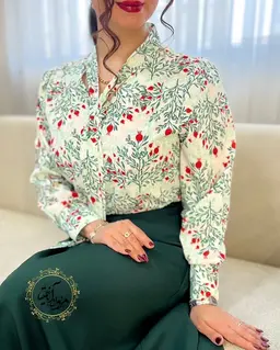 شومیز یقه کراواتی سفید طرح شاخه برگ های سبز و انار ریز نارجینا