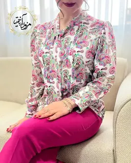 شومیز یقه کراواتی سفید طرح بته جقه های رنگی شاداب