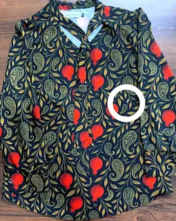 شومیز یقه کراواتی مشکی طرح انار بته جقه های طلایی سرخ نار سایز-3-تخفیفی