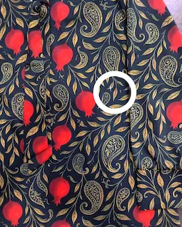 شومیز یقه کراواتی مشکی طرح انار بته جقه های طلایی سرخ نار سایز-3-تخفیفی