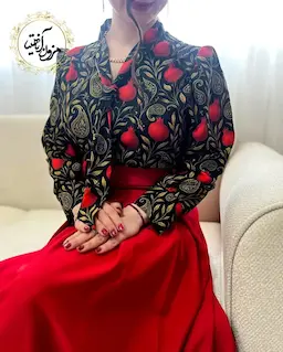 شومیز یقه کراواتی مشکی طرح انار بته جقه های طلایی سرخ نار
