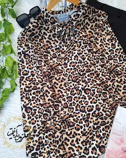 شومیز یقه کراواتی مشکی نسکافه ای طرح پلنگی کامیشا