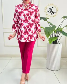 شومیز آستین سه دکمه سفید طرح شکوفه های سرخابی تیره سارا