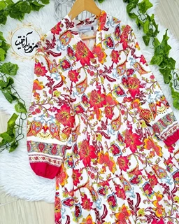 پیراهن ساحلی سفیدسرخابی طرح برگ و گلبرگ حاله