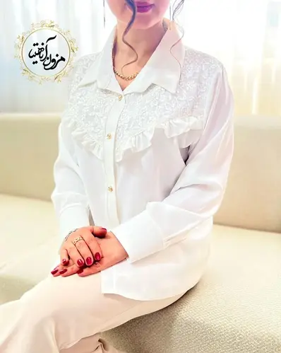 شومیز جلو دکمه سفید طرح گیپوری چین دار آرمینا