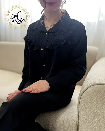 شومیز جلو دکمه مشکی طرح گیپوری چین دار آرمینا