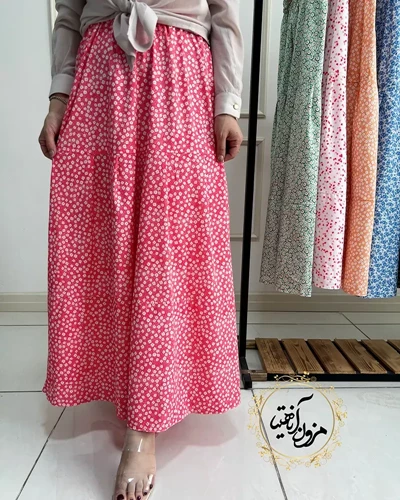 دامن زنانه نیم کلوش قرمز طرح گلهای سفید گلزار