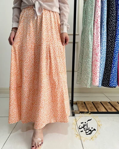 دامن زنانه نیم کلوش نارنجی طرح گلهای سفید گلزار