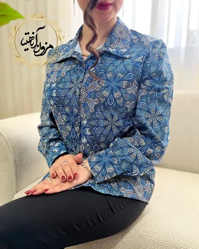 شومیز جلو دکمه آبی تیره طرح گلدار سنتی آپامه