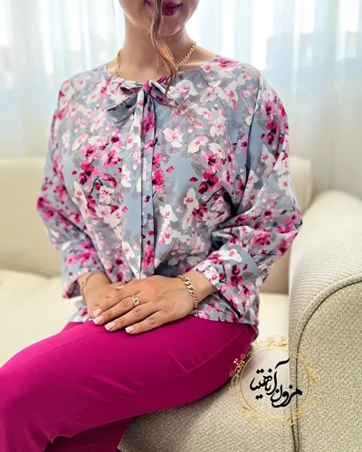 شومیز یقه پاپیونی طوسی سرخابی طرح شکوفه 