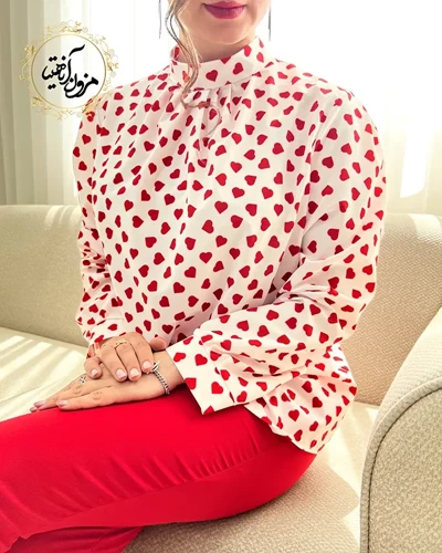 شومیز یقه پیله دار سفید قرمز طرح قلبی لاوینا