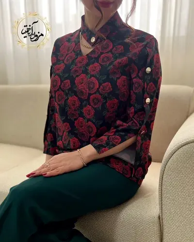 شومیز آستین سه دکمه مشکی طرح رزهای قرمز آناگل