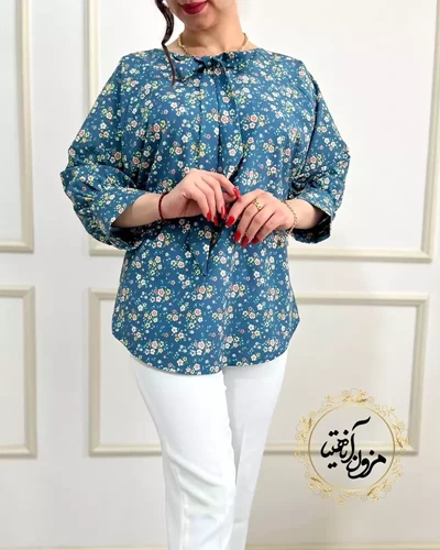 شومیز یقه پاپیونی آبی نفتی طرح شکوفه ریز رنگی چیچک